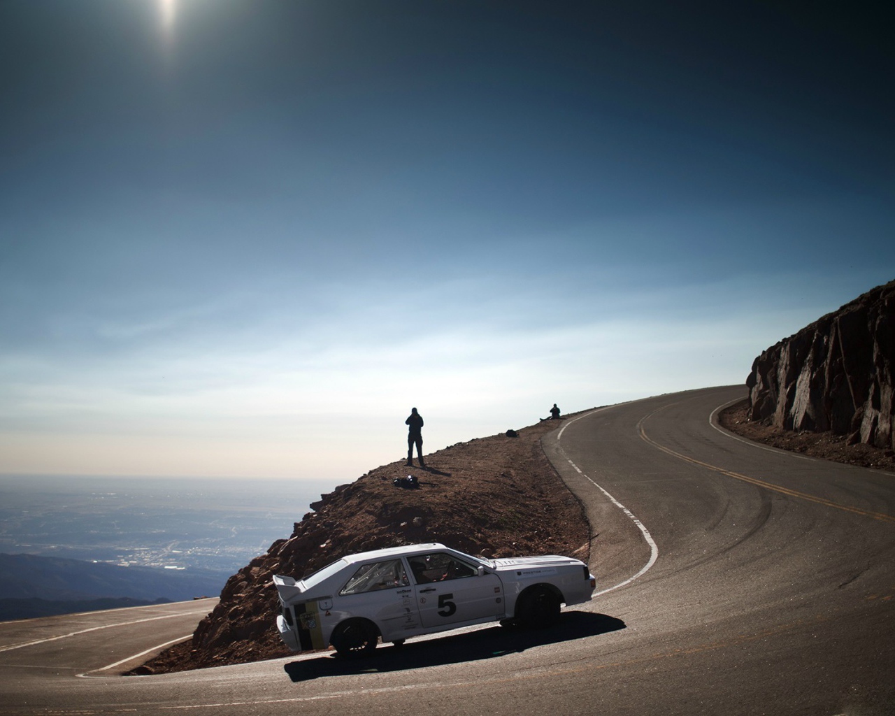 Автомобиль на горной дороге, Ауди