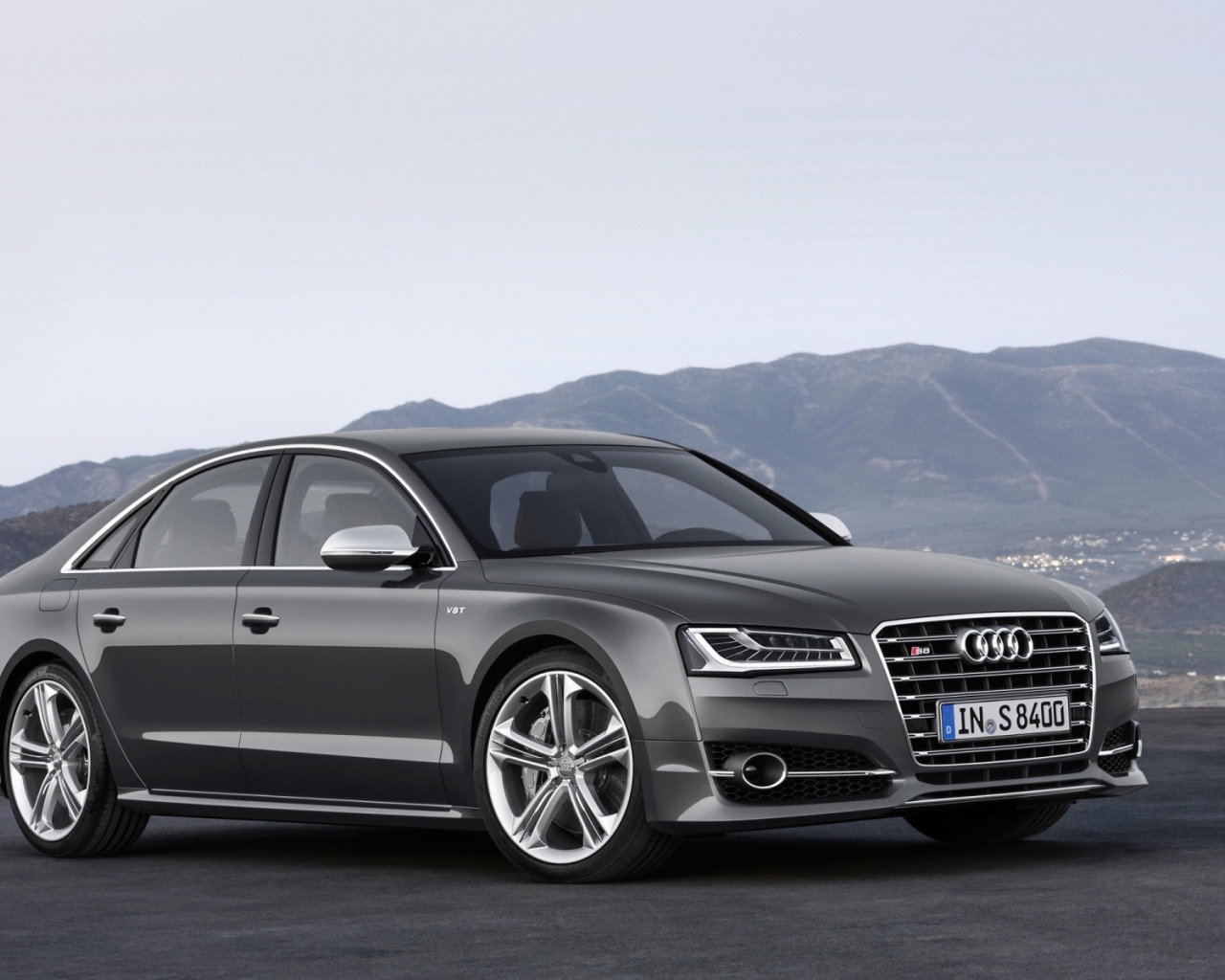 Серый семейный Ауди на фоне гор