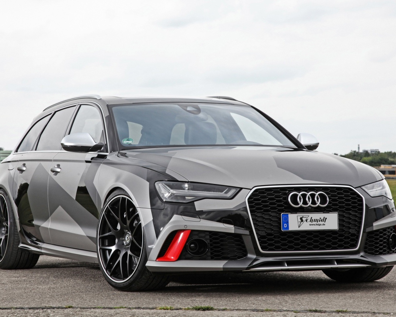 Серый автомобиль Audi RS6 Avant