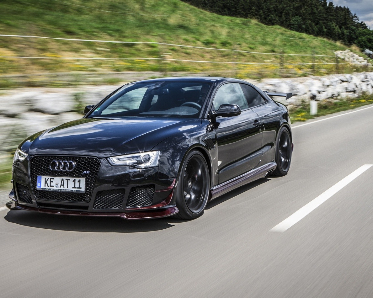 Быстрый черный Ауди на дороге за городом