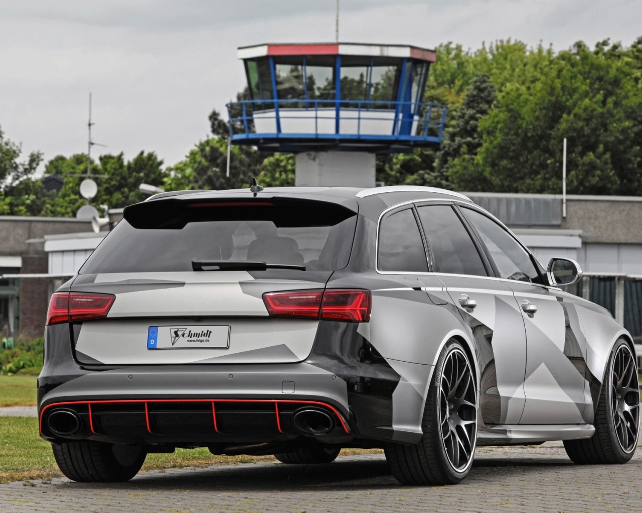 Вид сзади на Audi RS6 Avant