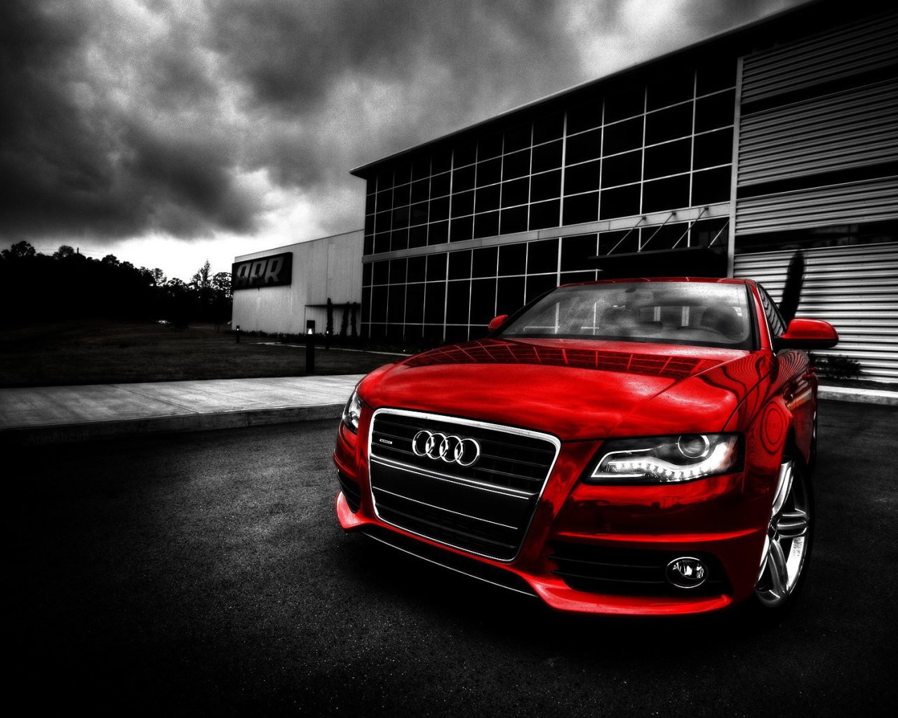 Красный Ауди на темном фоне
