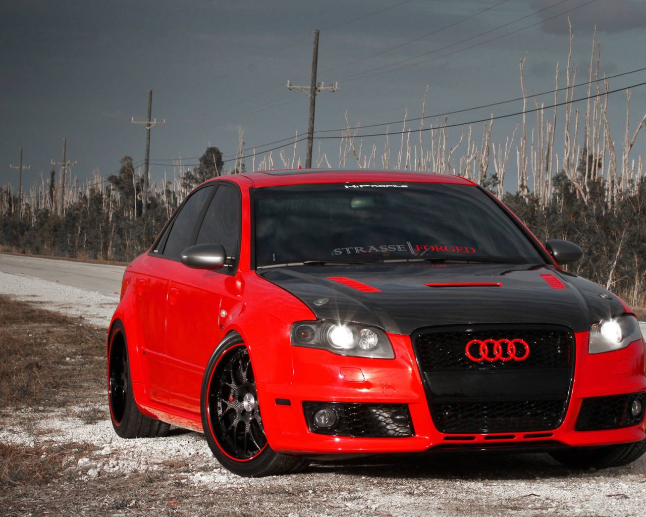Красный Ауди с черным капотом
