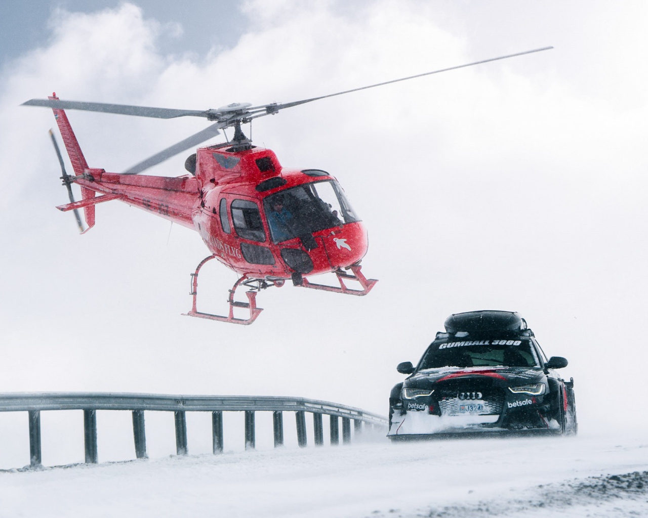 Красный вертолет над автомобилем Audi RS6 Avant