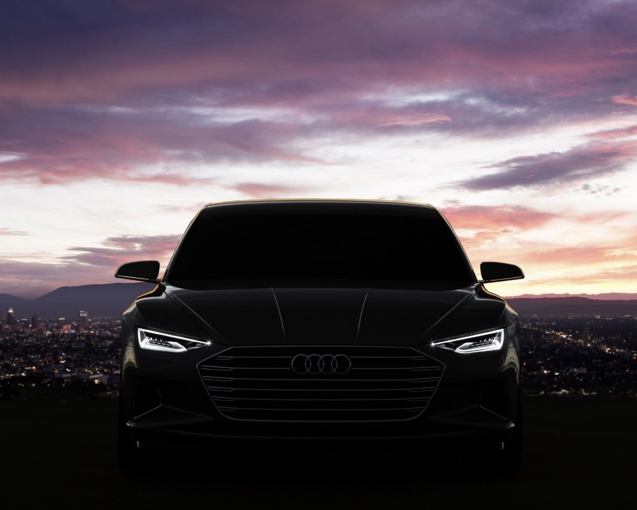 Силуэт черного Audi Prologue на фоне города