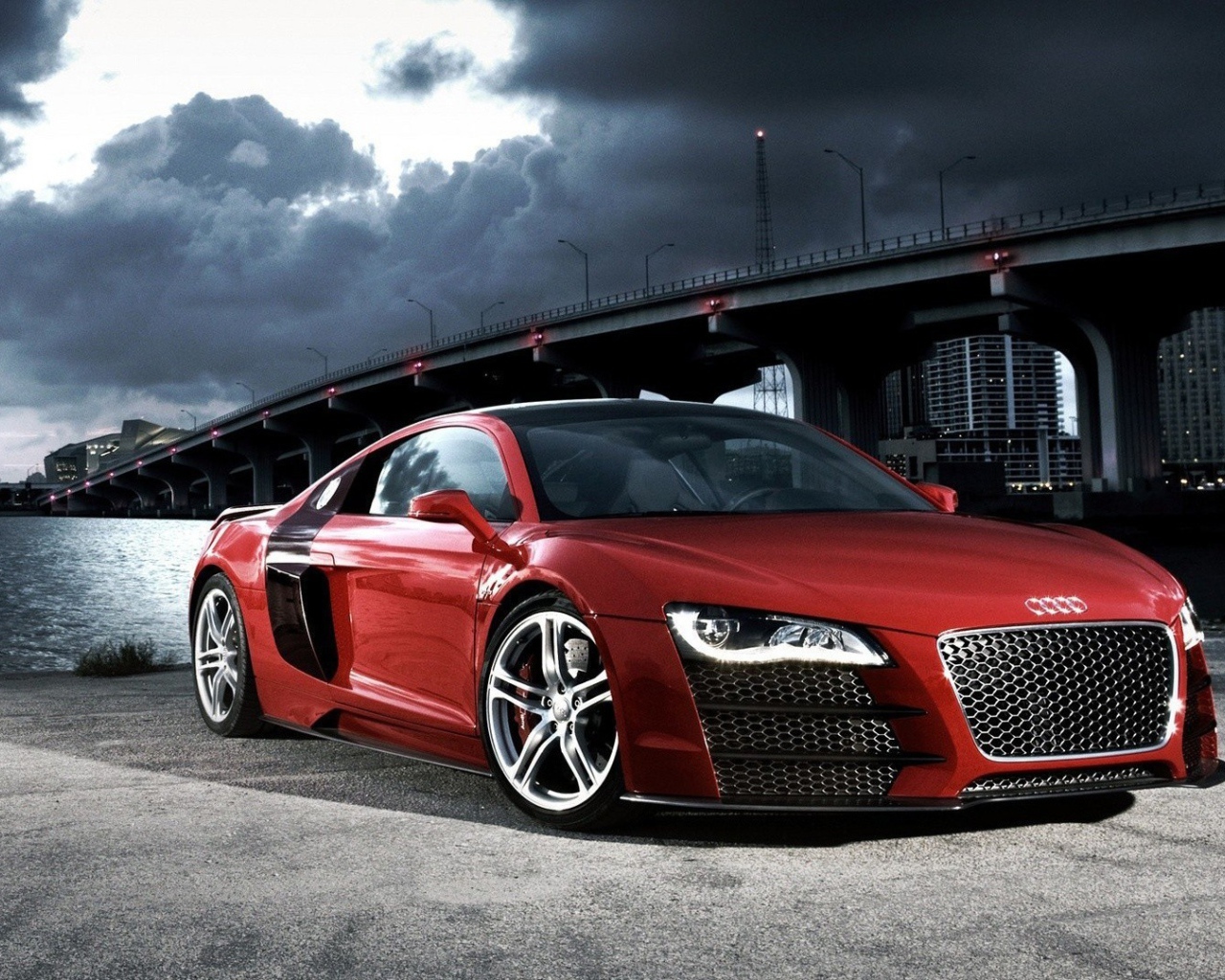 Спортивный красный Audi R10