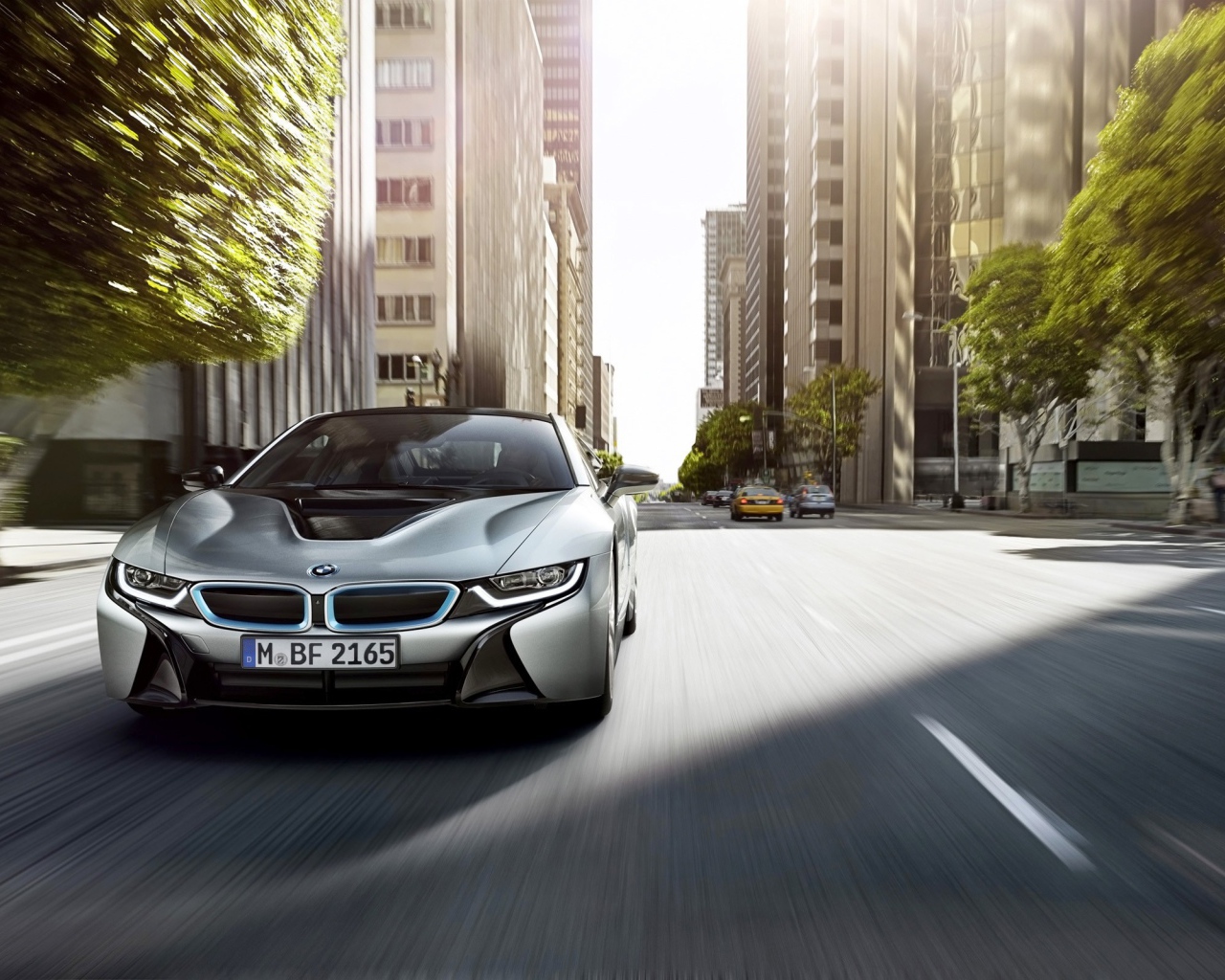 BMW i8 мчится по улице