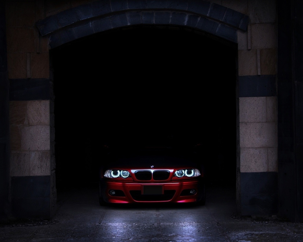 БМВ в темной подворотне