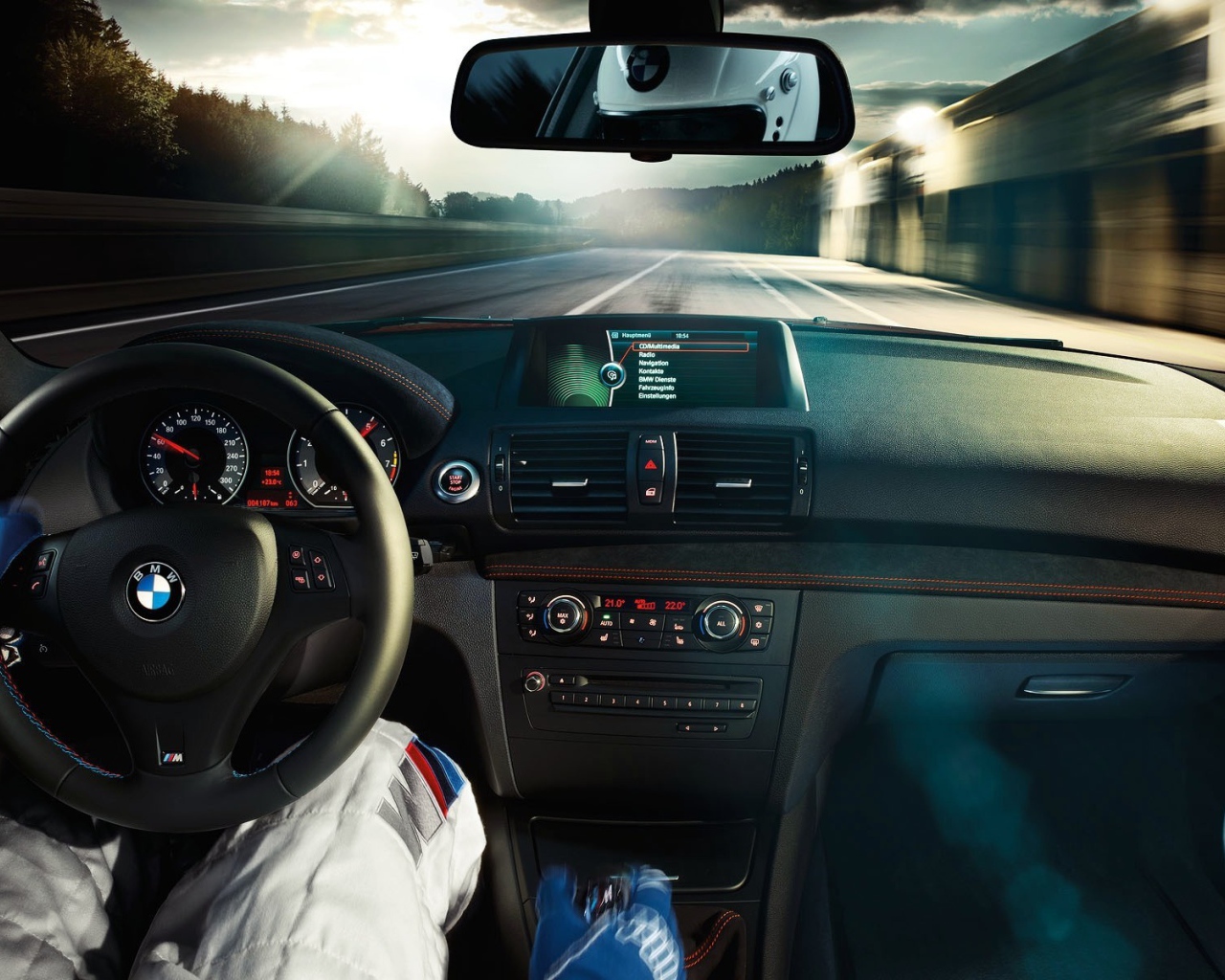 За рулем автомобиля BMW