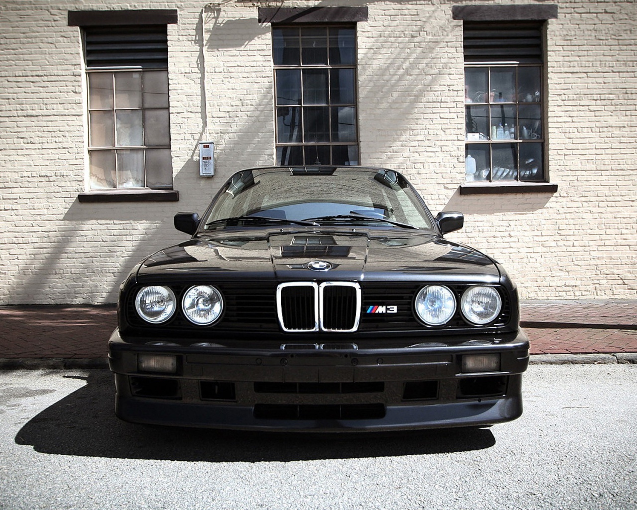 Черный БМВ Е-40 у стены