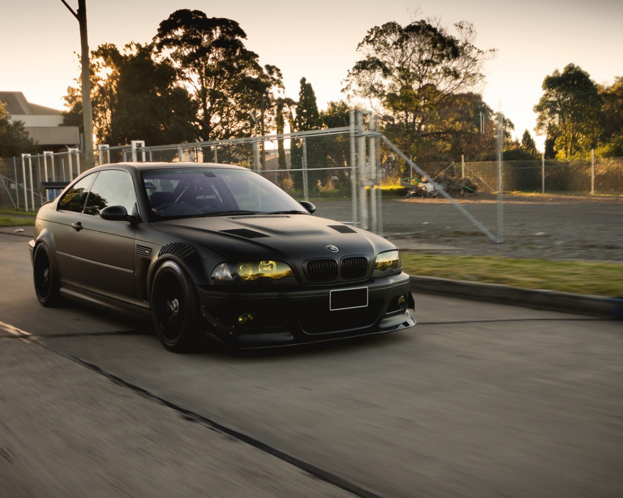 Черный BMW M3 E46 с желтыми фарами