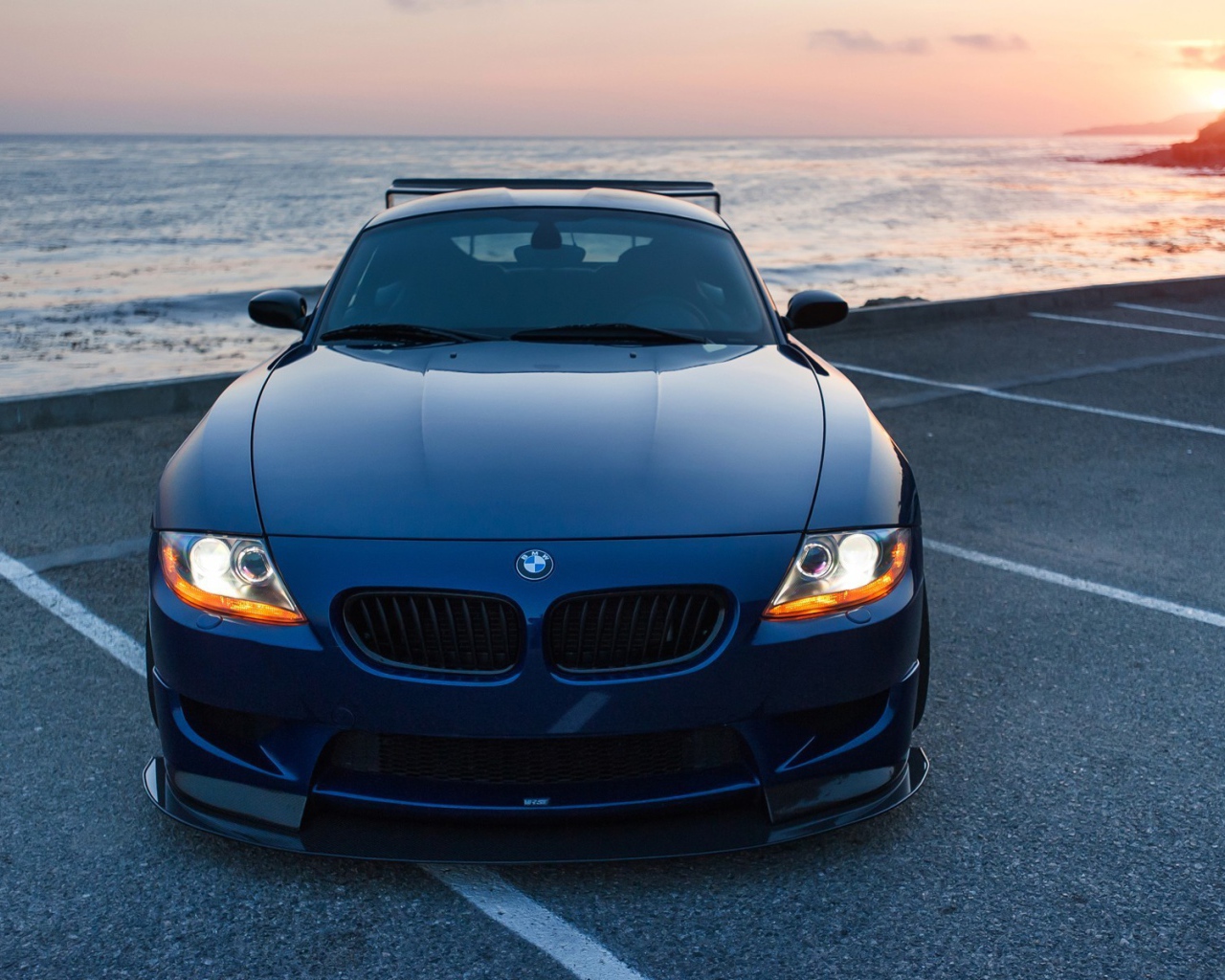 Синий BMW у морского побережья