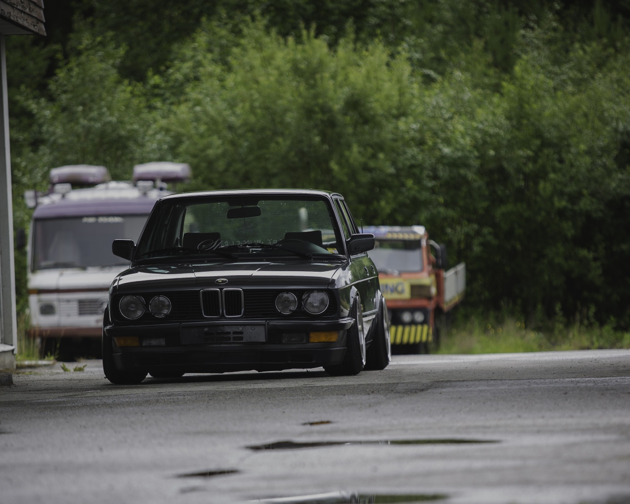 Автомобиль BMW E28 на улице