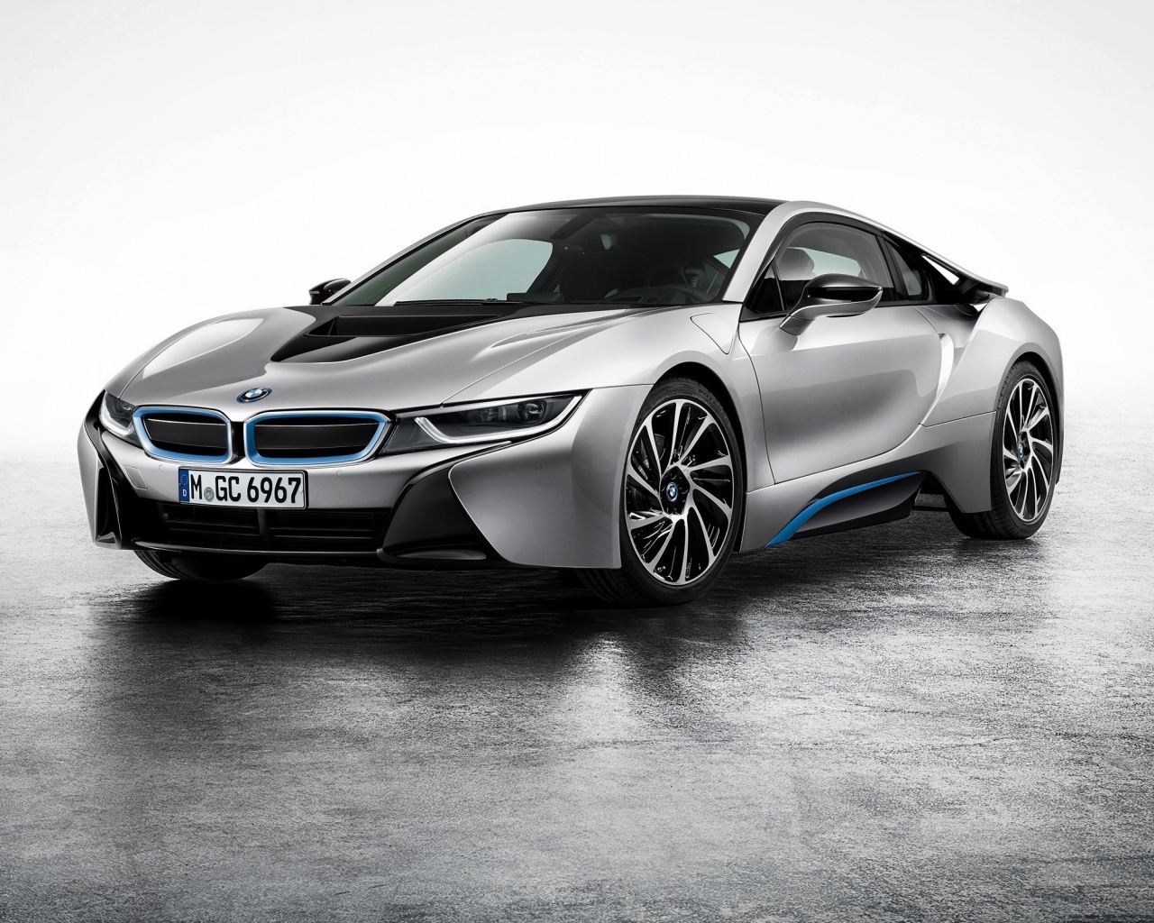Серый автомобиль BMW i8