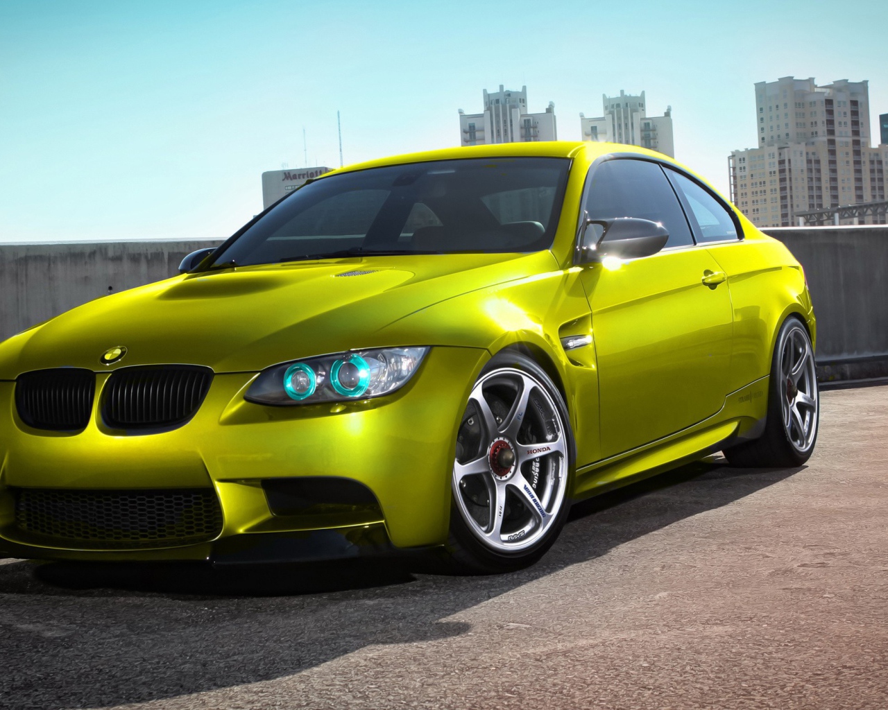 Желто зеленый БМВ в городе