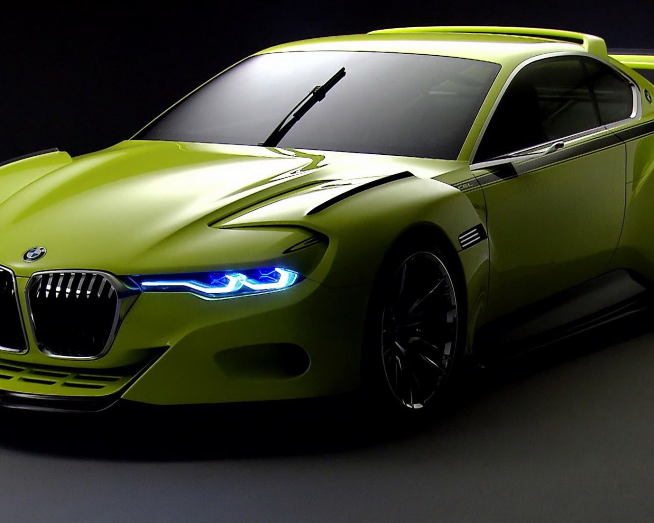 Светло зеленый БМВ, неоновые фары