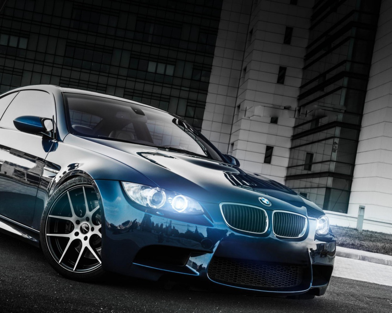 Неоновые фары автомобиля БМВ