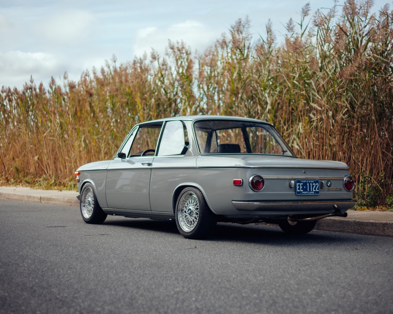 Старый автомобиль BMW 2002 на обочине дороги