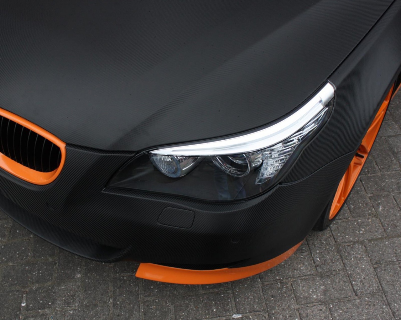 Оранжевые элементы в черном БМВ