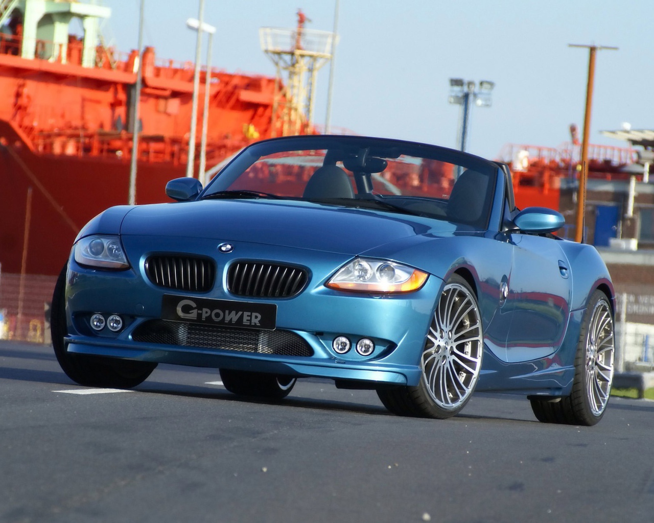 Мощный БМВ кабриолет синего цвета