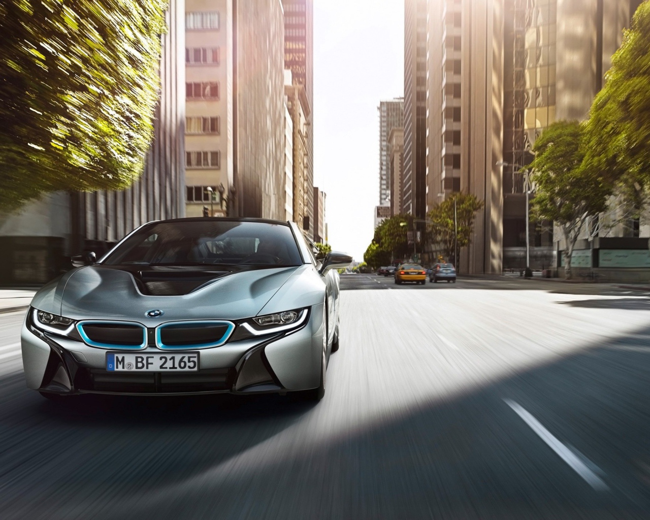 Быстрый БМВ на улице мегаполиса