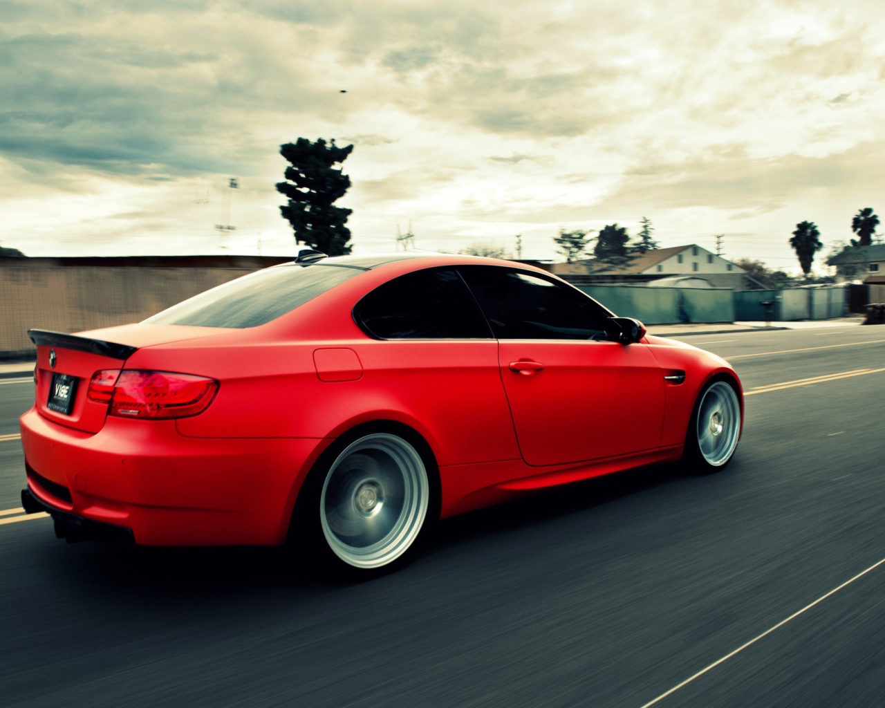 Быстрый красный BMW на шоссе