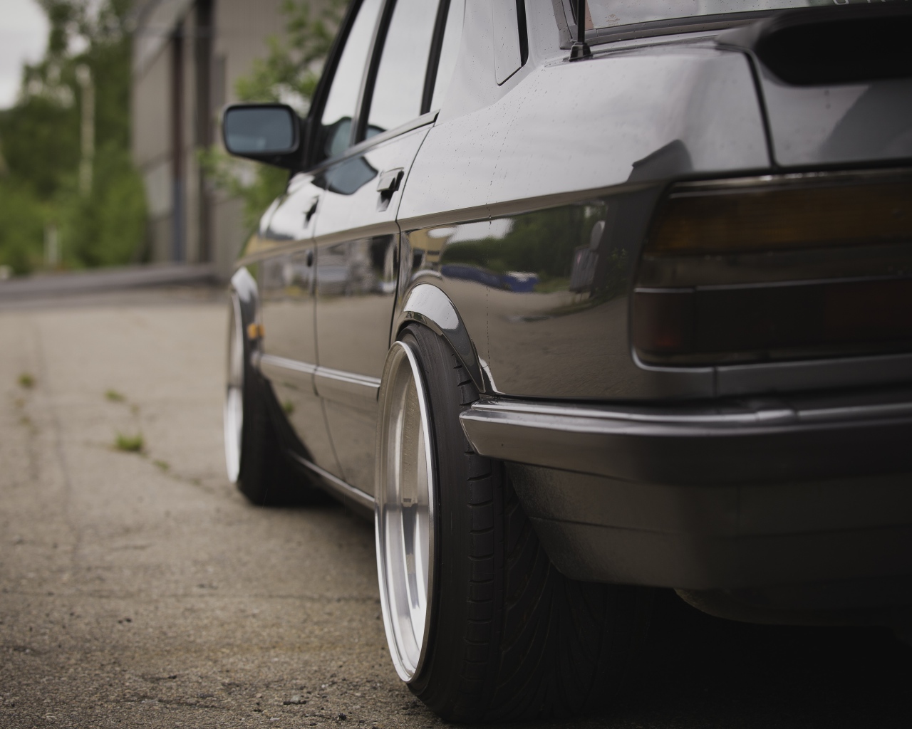 Вид сзади на BMW E28