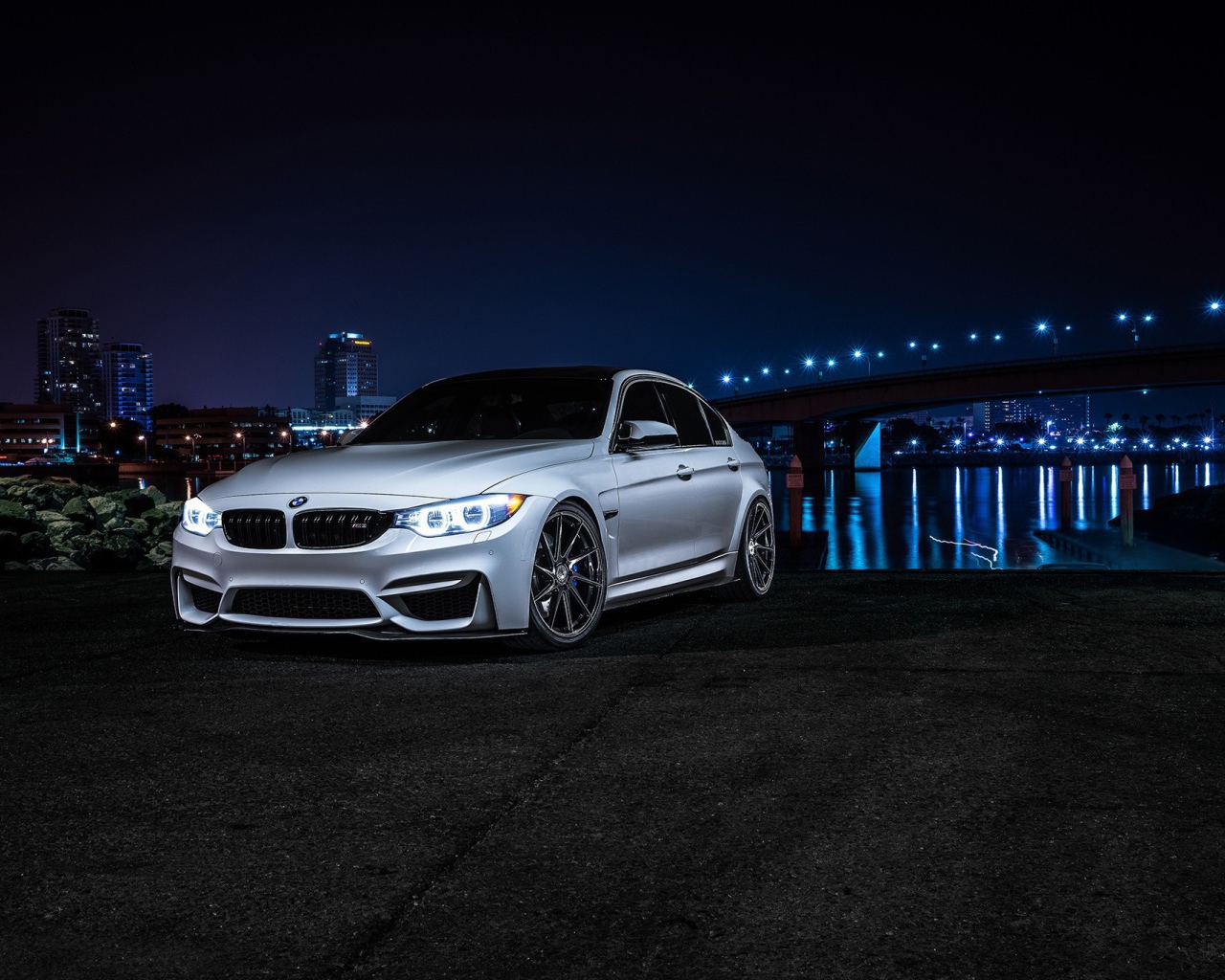 Серебристый BMW на фоне ночных огней