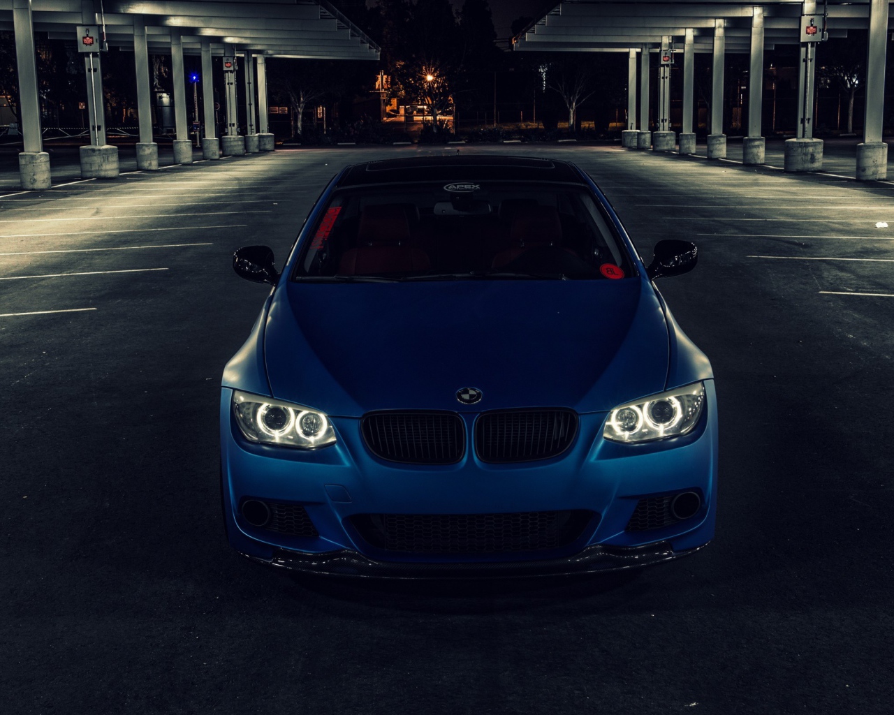 Синий BMW на пустой парковке