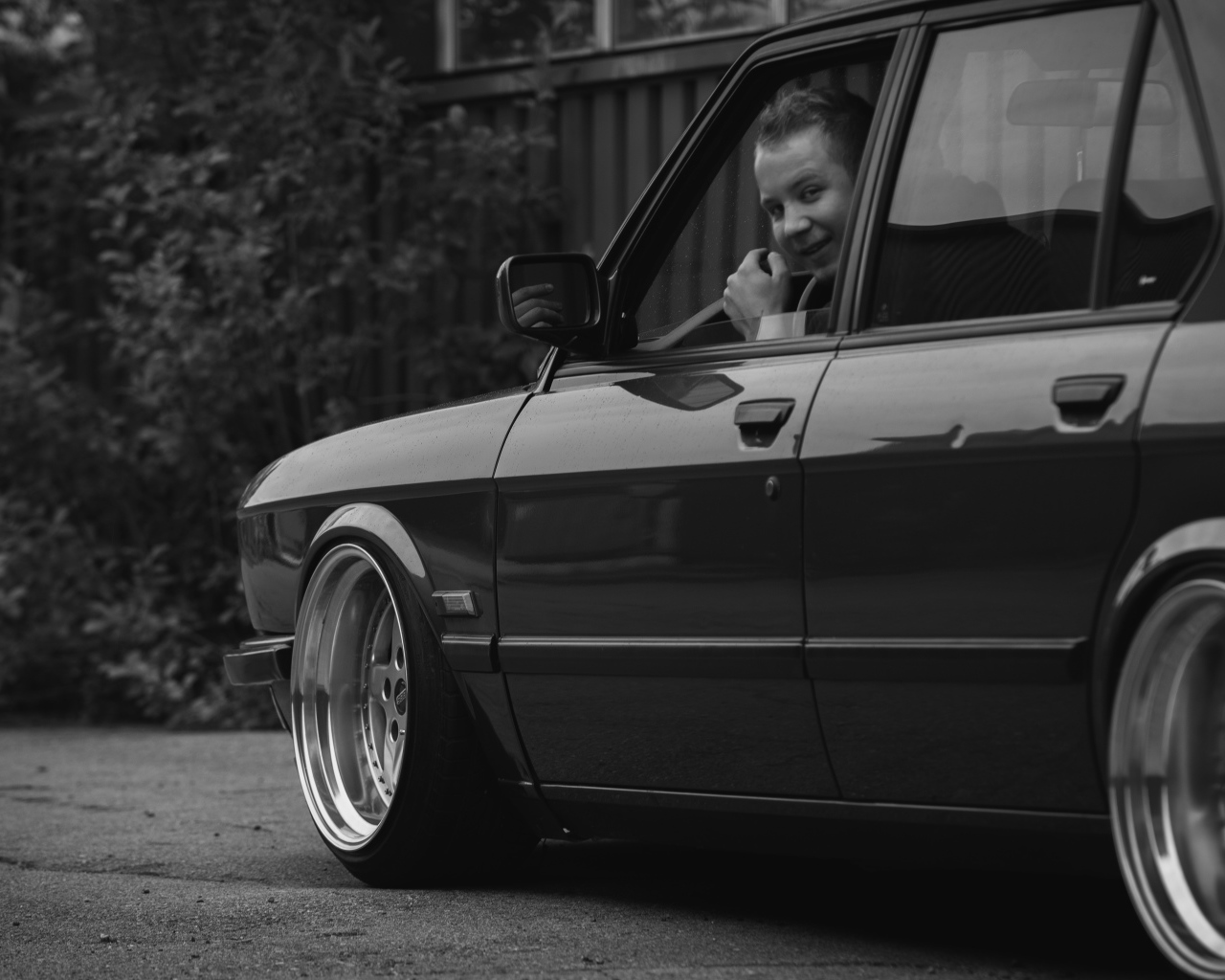 Водитель за рулем BMW E28