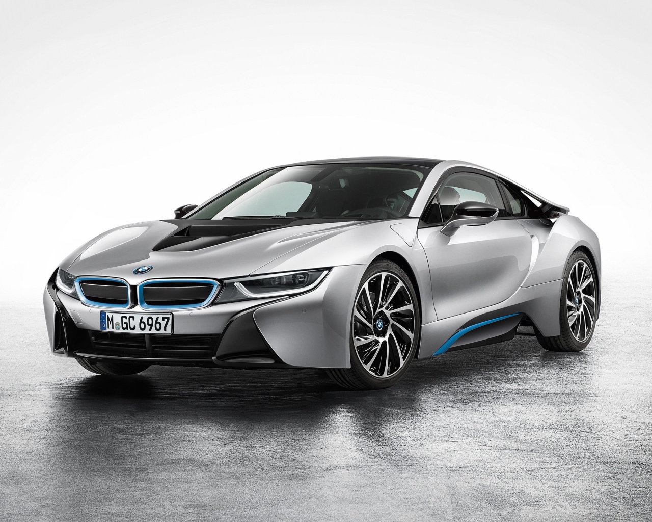 Новый серебристый BMW i8