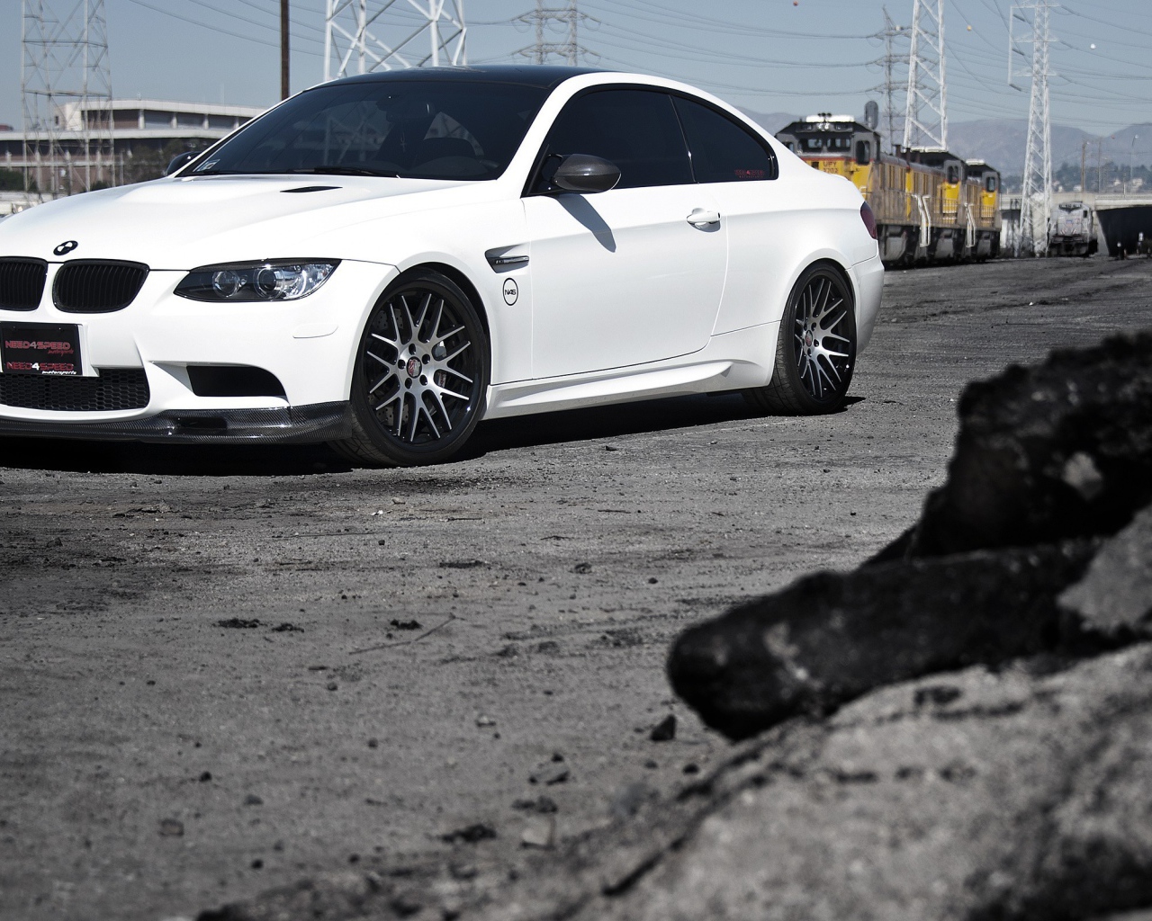 Белый БМВ на железнодорожной станции