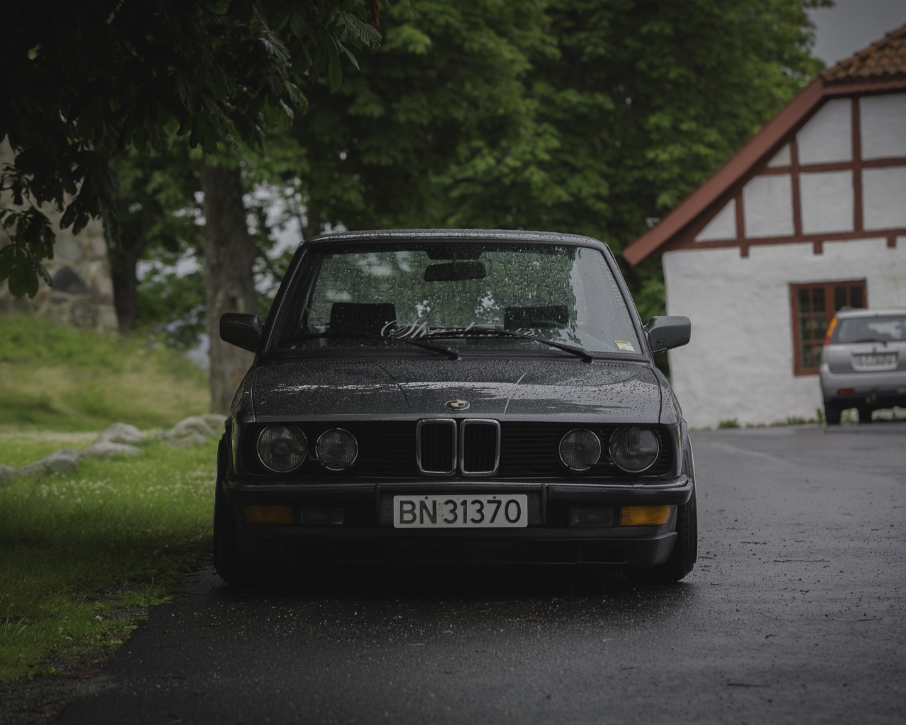 Мокрый BMW E28 на улице