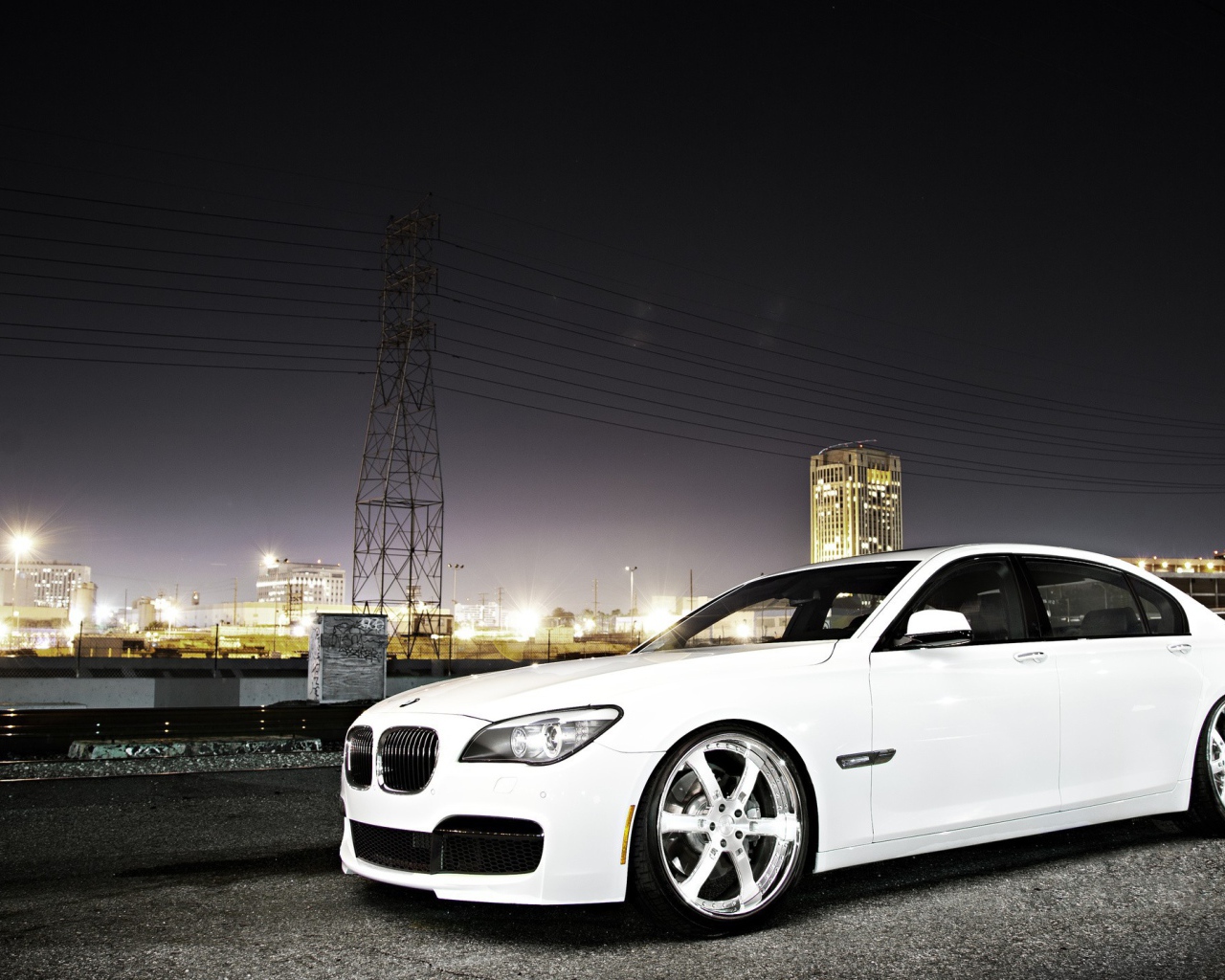 Белый БМВ на фоне ночного города