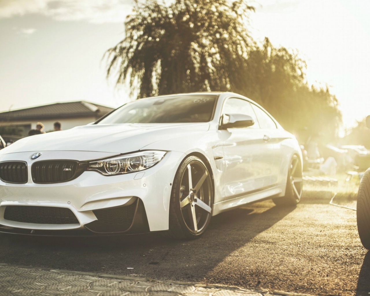 Белый автомобиль BMW M4