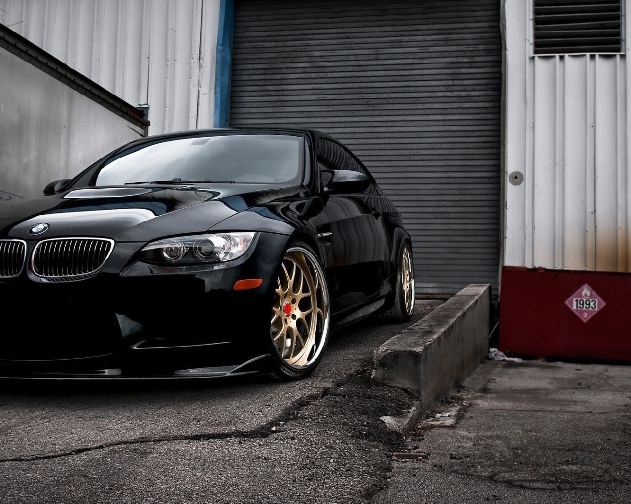 Черный автомобиль BMW E92 M3 у гаража