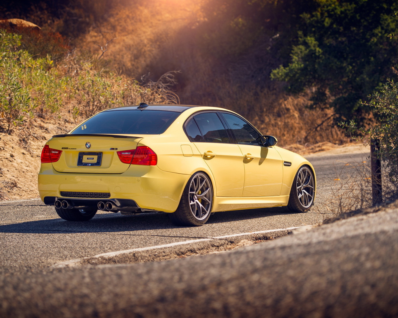 Желтый BMW на дороге