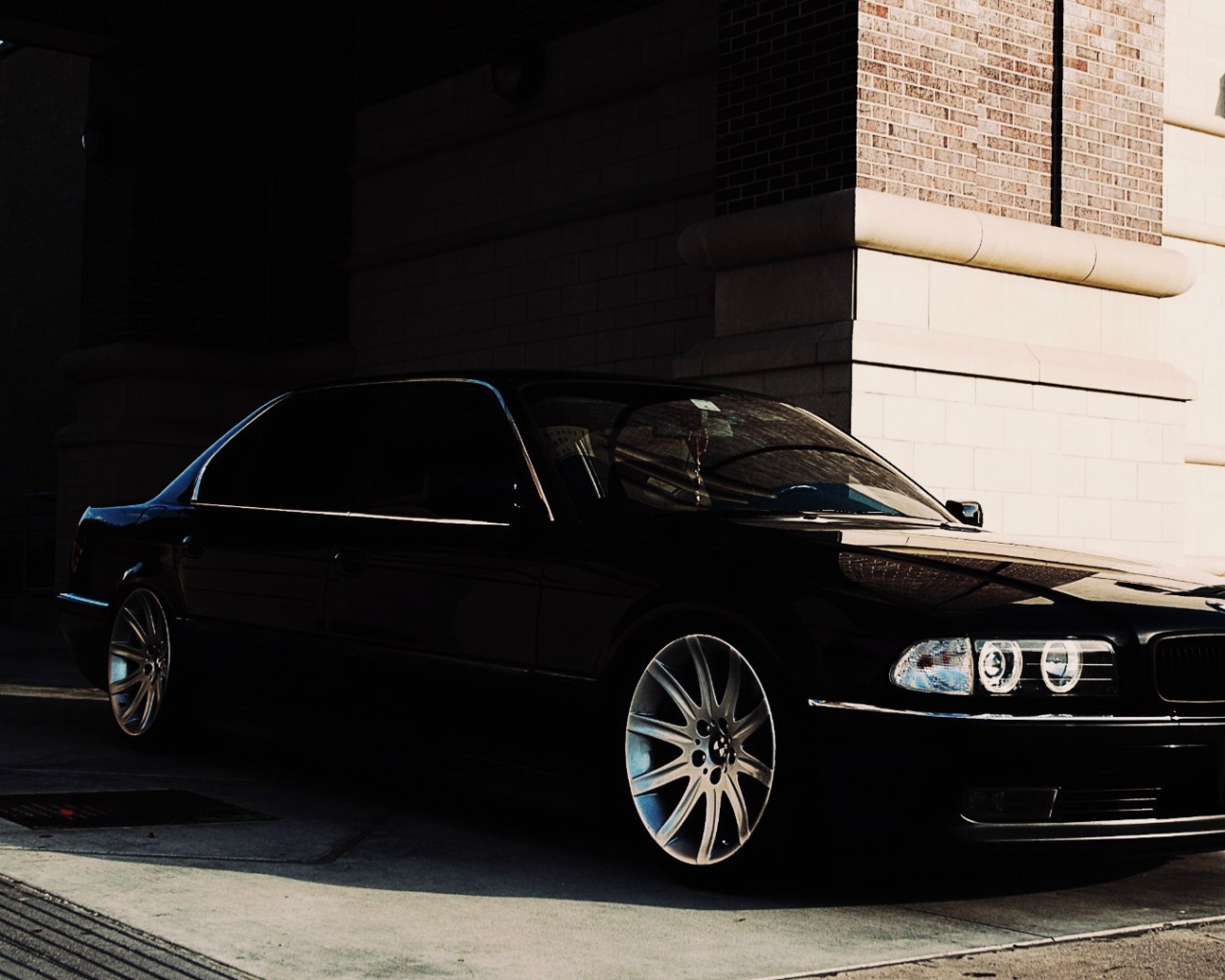 Черный BMW 750 E38