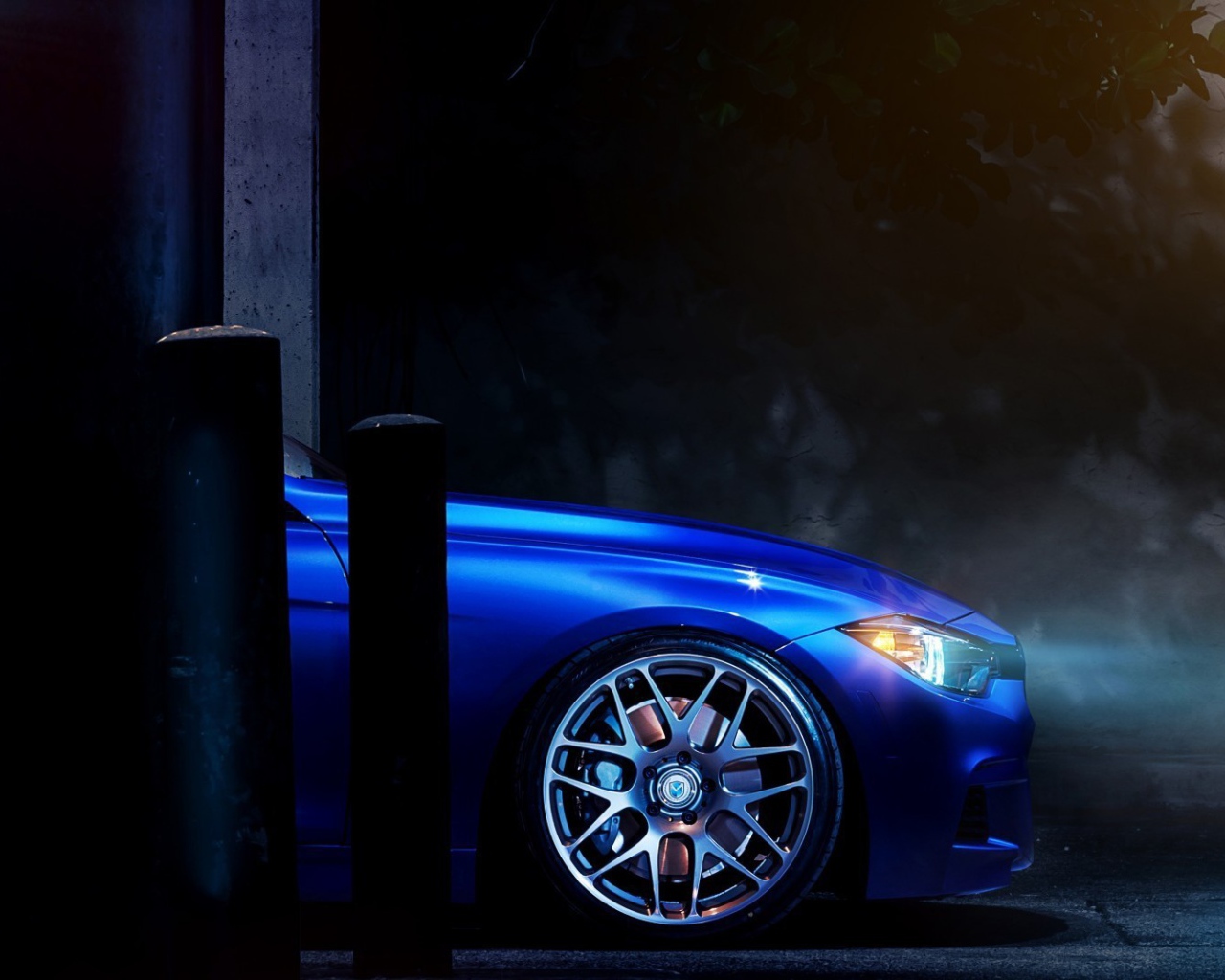 Перед голубого БМВ