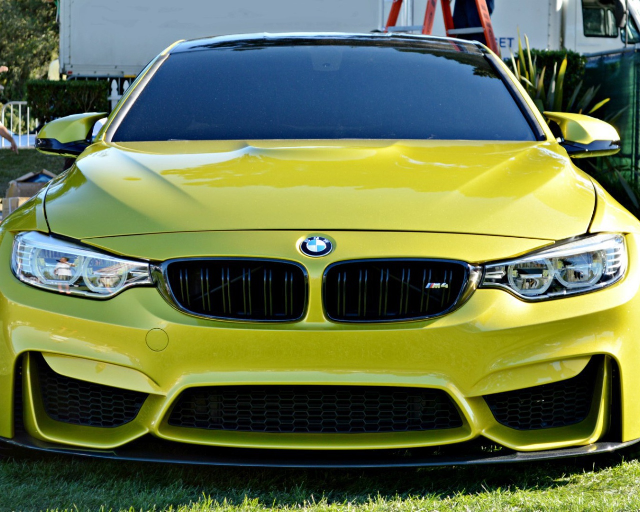 Желтый автомобиль BMW M4