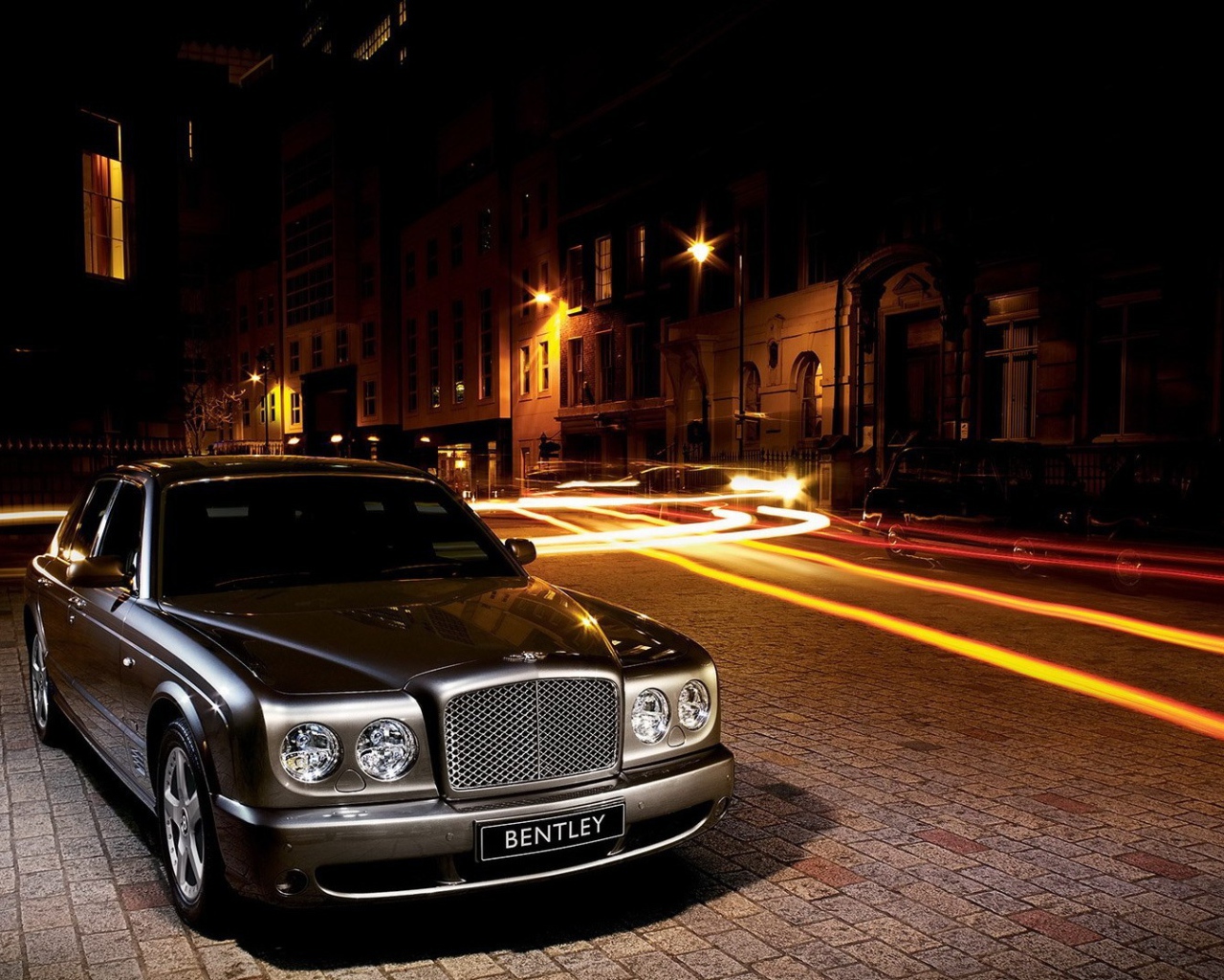 Бентли на темной улице
