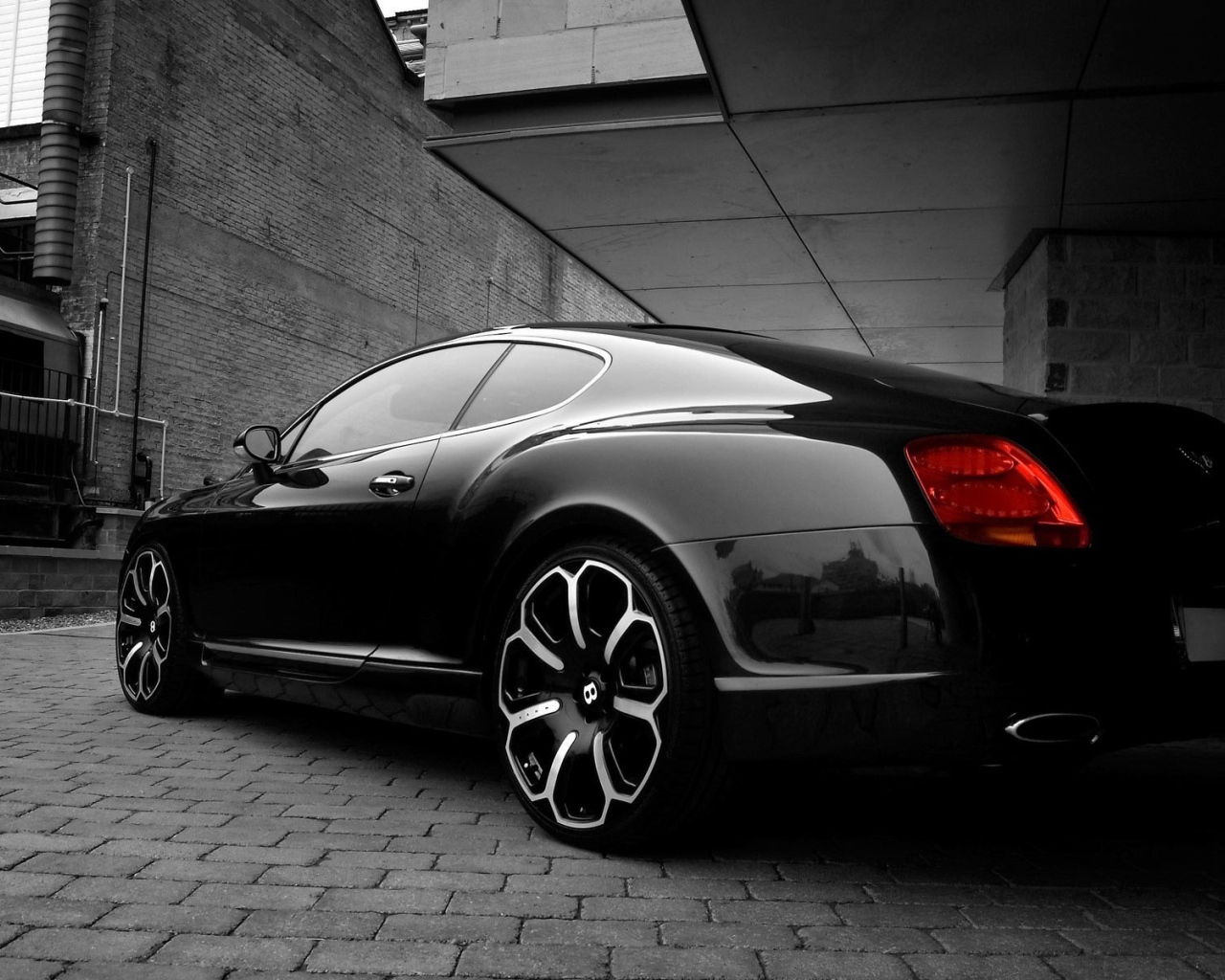 Черный Bentley заезжает в гараж
