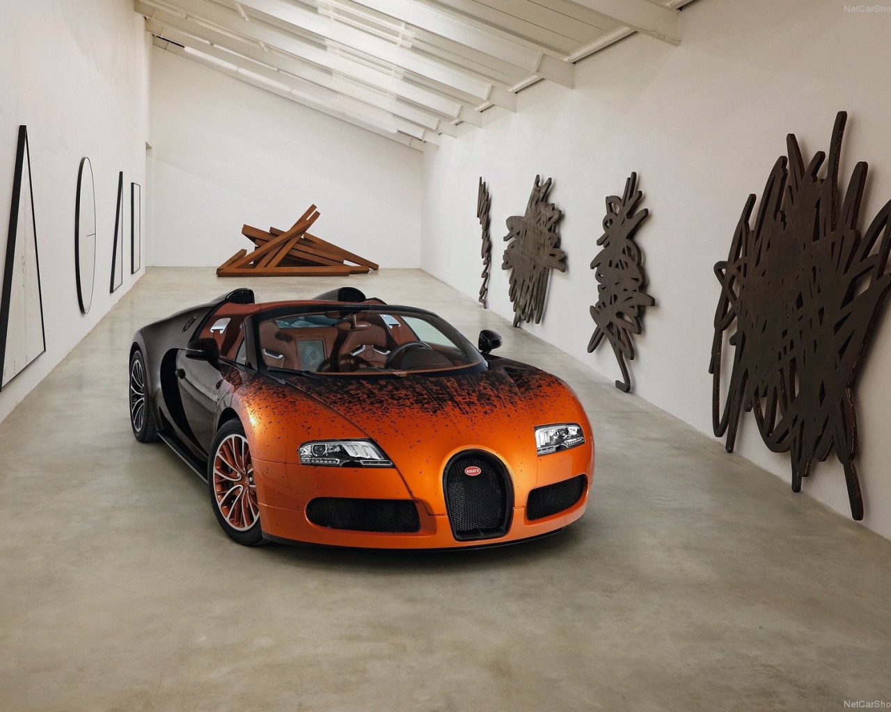 Кабриолет Bugatti Veyron в выставочном зале