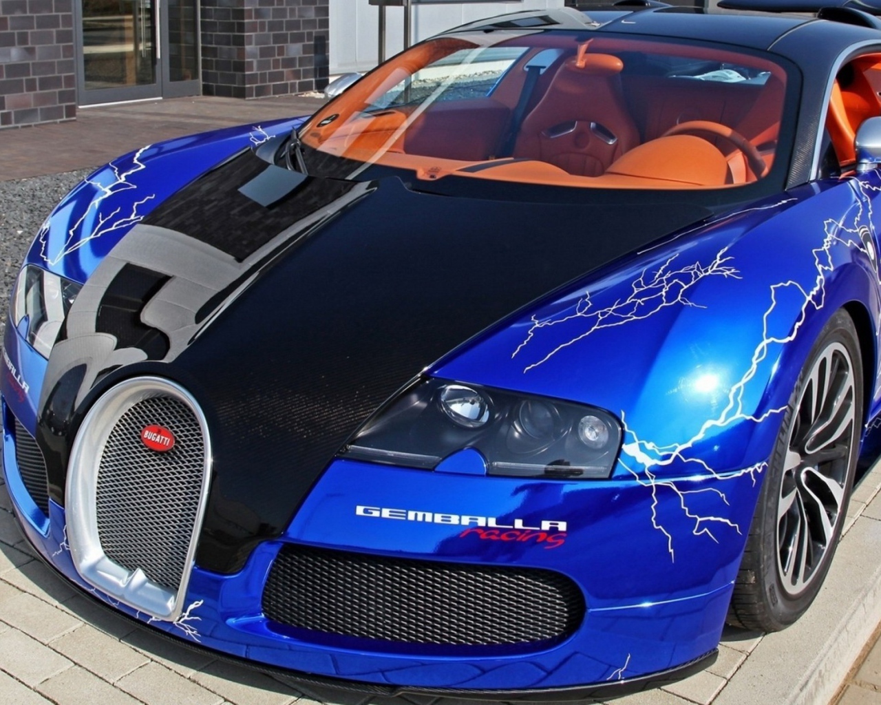 Молнии на синем Bugatti Veyron