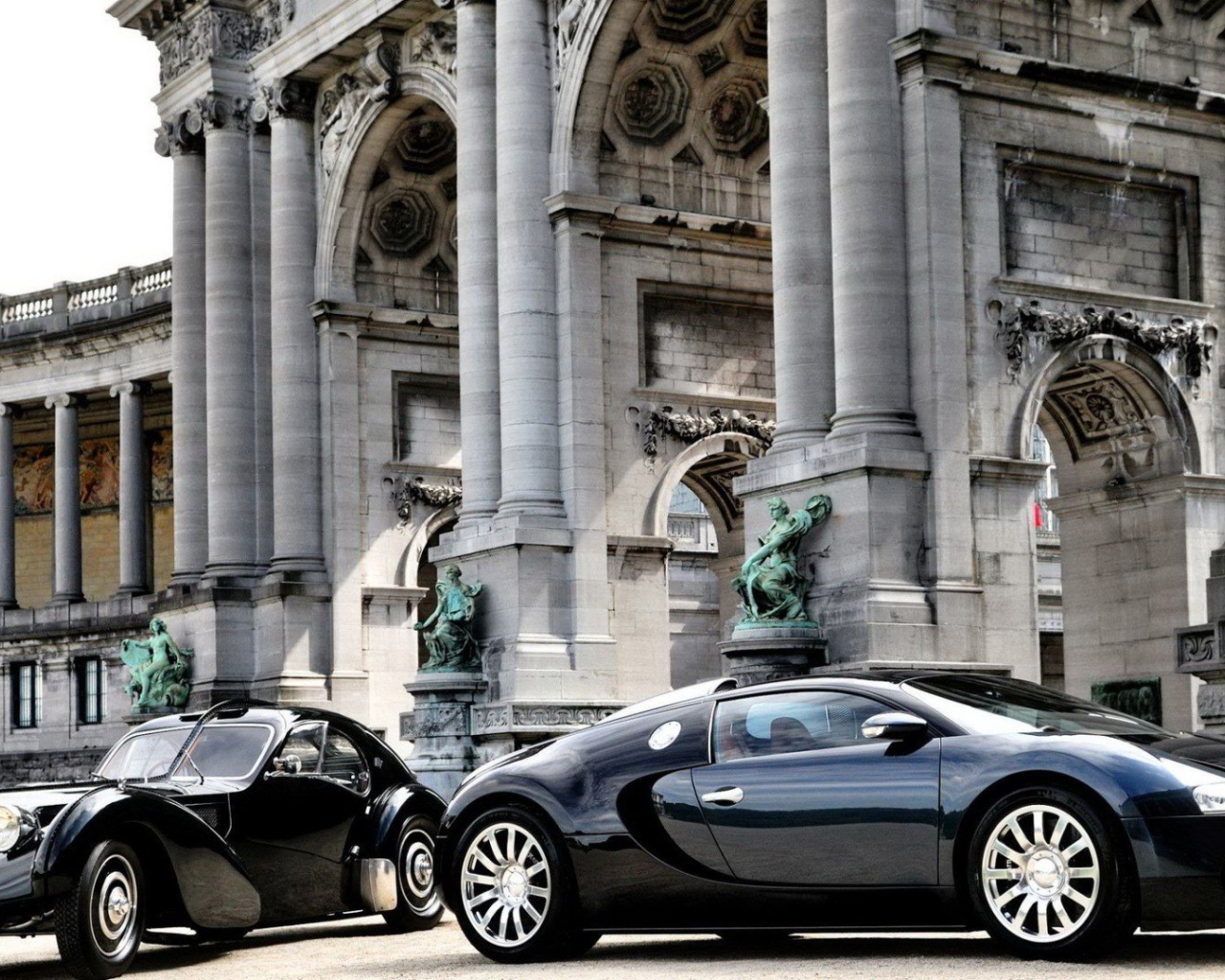 Два поколения авто Bugatti