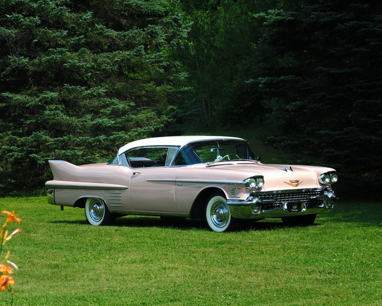 Автомобиль Cadillac Series среди деревьев