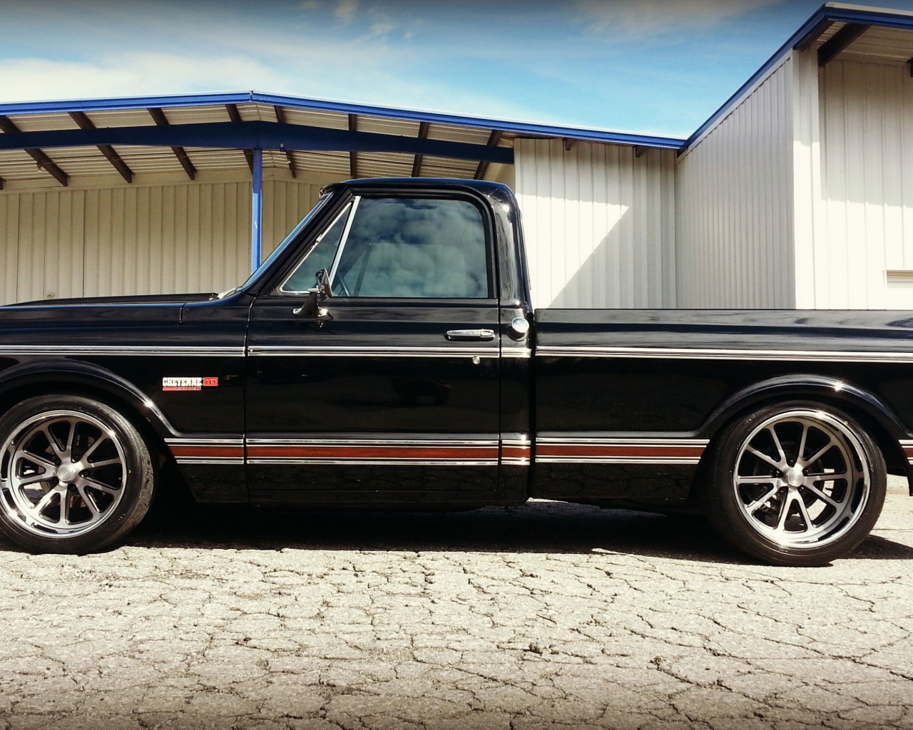 Черный пикап Chevy