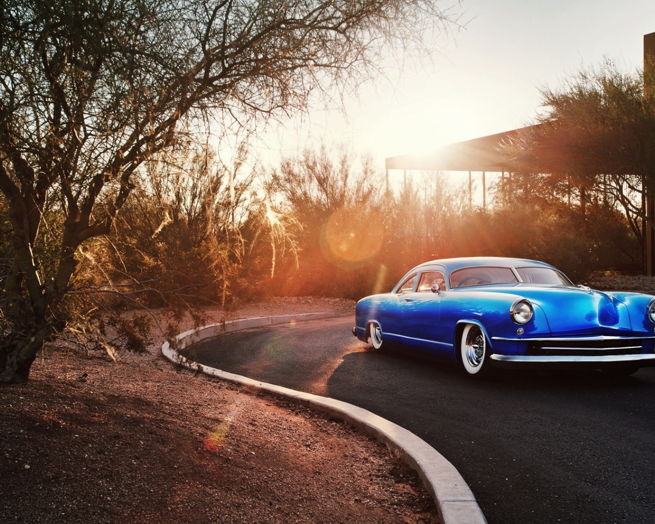 Голубой ретро автомобиль Chevrolet Kaiser