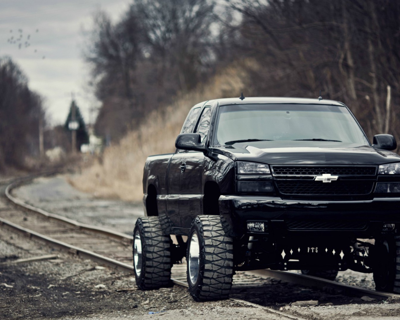 Chevrolet Silverado SS на рельсах