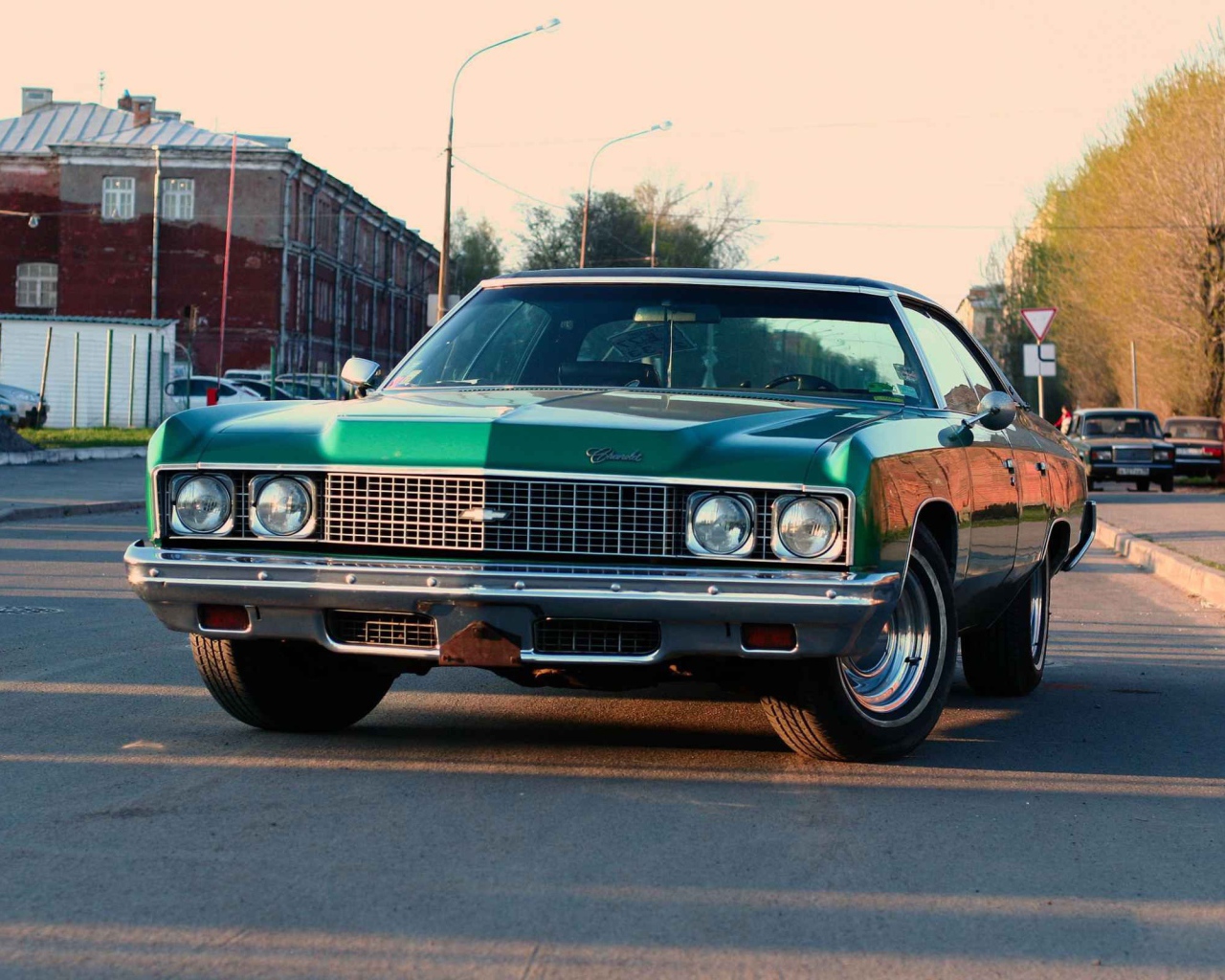 Зеленый ретро автомобиль Chevy